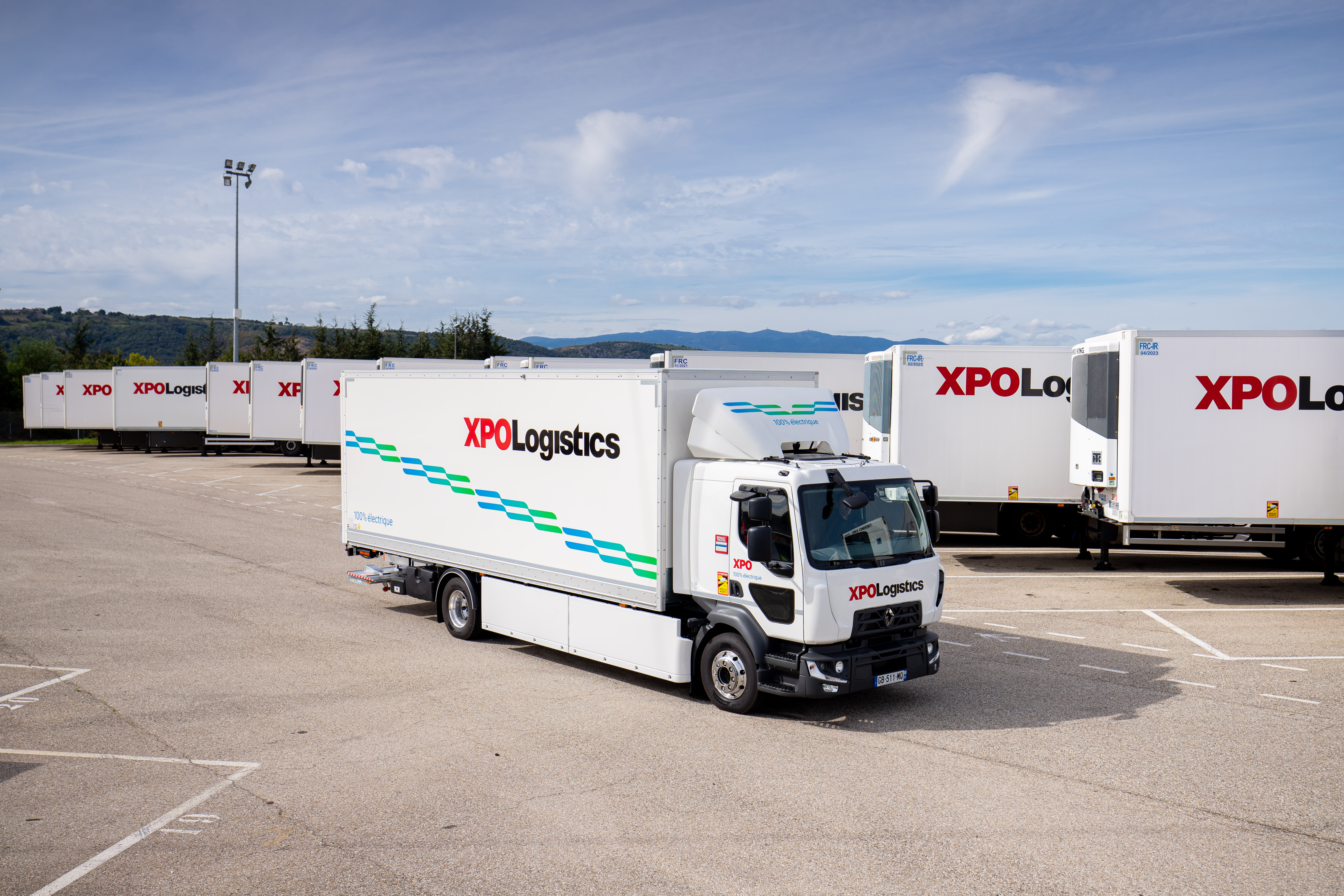 XPO accelerates its transition to sustainable fleet in France with a  landmark investment in 100 electric Renault Trucks vehicles