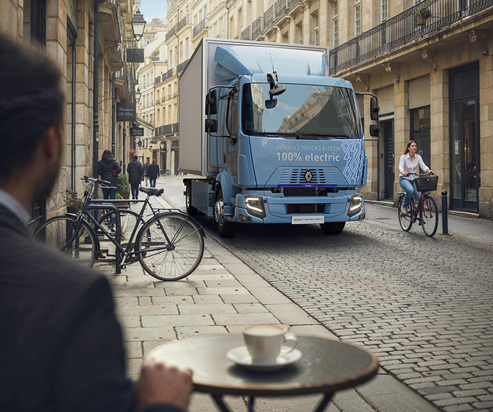 Le silence d'un Renault Trucks E-Tech D dans une petite rue piétonne